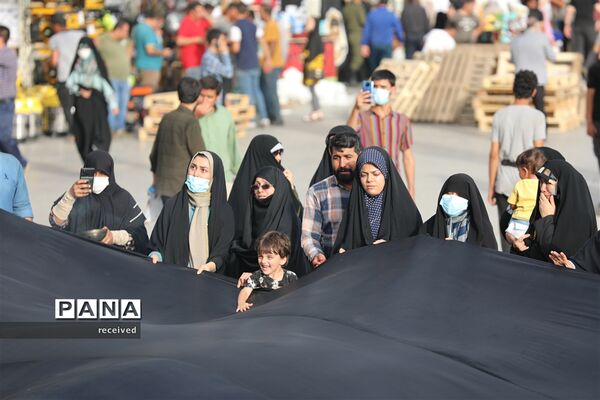 اهتزاز ابر پرچم متبرک شده در میدان امام حسین