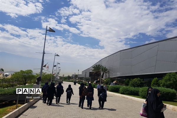 بازدید دانش‌آموزان دختر منطقه ۱۳  از موزه ملی دفاع مقدس