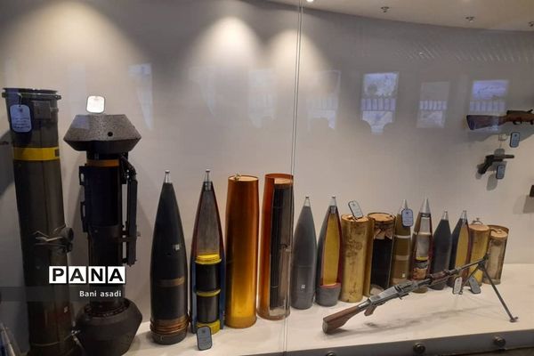 بازدید دانش‌آموزان دختر منطقه ۱۳  از موزه ملی دفاع مقدس