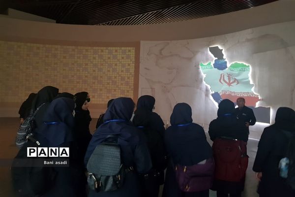 بازدید دانش‌آموزان دختر منطقه ۱۳  از موزه ملی دفاع مقدس