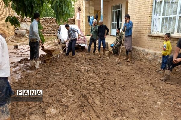 امدادرسانی فرهنگیان شهرستان‌های بن و سامان به سیل زدگان بارده