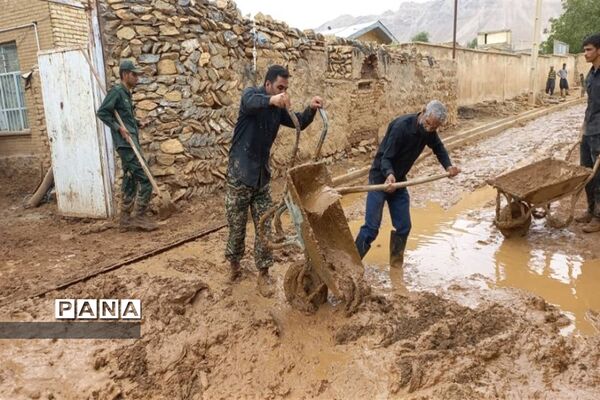 امدادرسانی فرهنگیان شهرستان‌های بن و سامان به سیل زدگان بارده