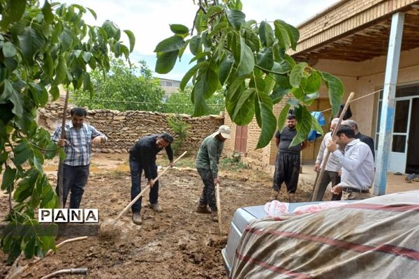 امدادرسانی فرهنگیان شهرستان‌های بن و سامان به سیل زدگان بارده