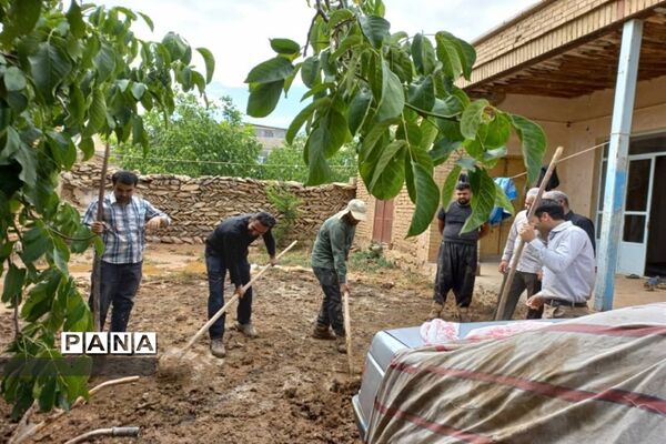 امدادرسانی فرهنگیان شهرستان‌های بن و سامان به سیل زدگان بارده