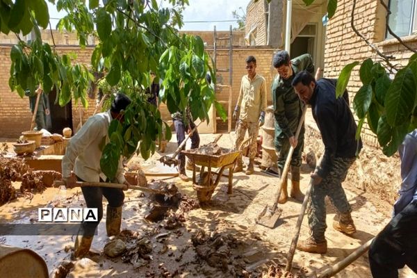 امدادرسانی فرهنگیان شهرستان‌های بن و سامان به سیل زدگان بارده