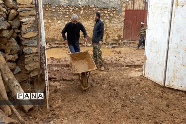 امدادرسانی فرهنگیان شهرستان‌های بن و سامان به سیل زدگان بارده