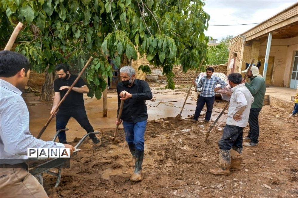 امدادرسانی فرهنگیان شهرستان‌های بن و سامان به سیل زدگان بارده