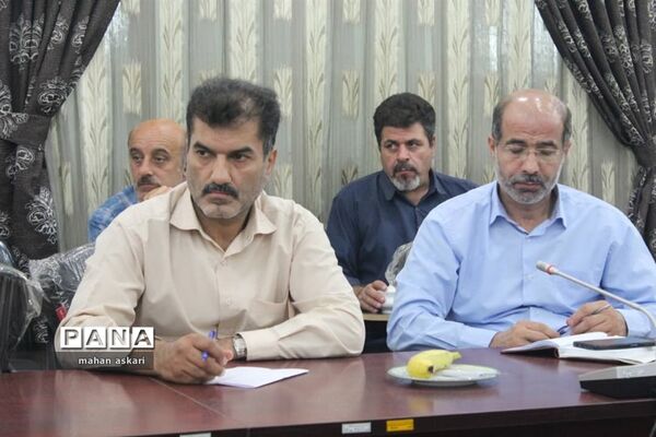 نشست مدیران مدارس متوسطه اول در گلوگاه