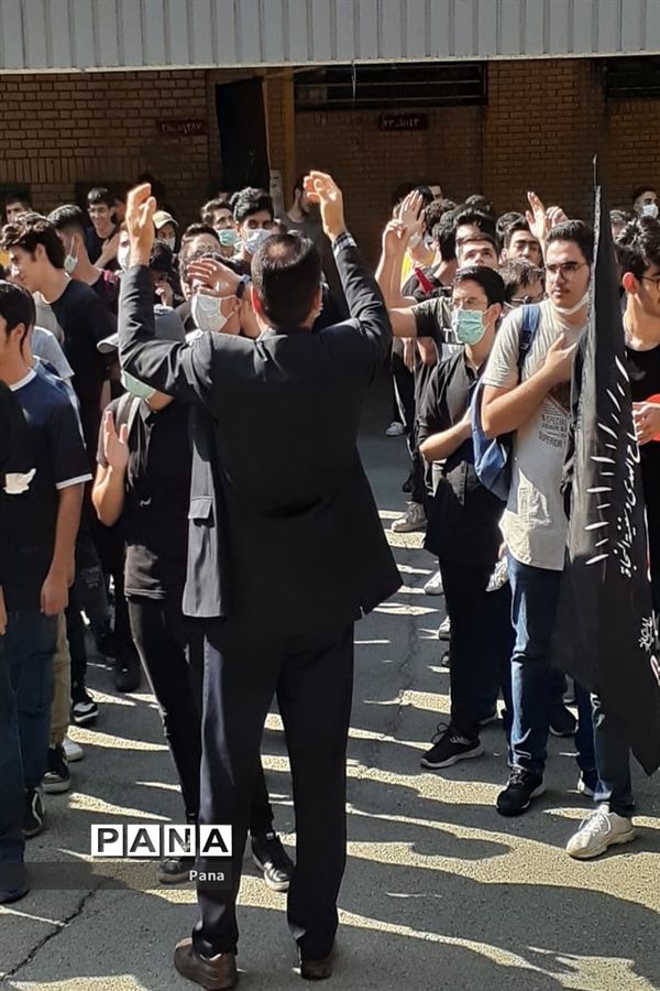 حضور دانش‌آموزان عزادار حسینی در اداره آموزش و پرورش منطقه ۶