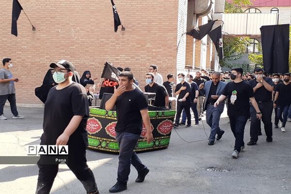 حضور دانش‌آموزان عزادار حسینی در اداره آموزش و پرورش منطقه ۶