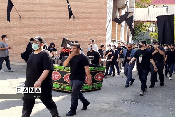 حضور دانش‌آموزان عزادار حسینی در اداره آموزش و پرورش منطقه ۶