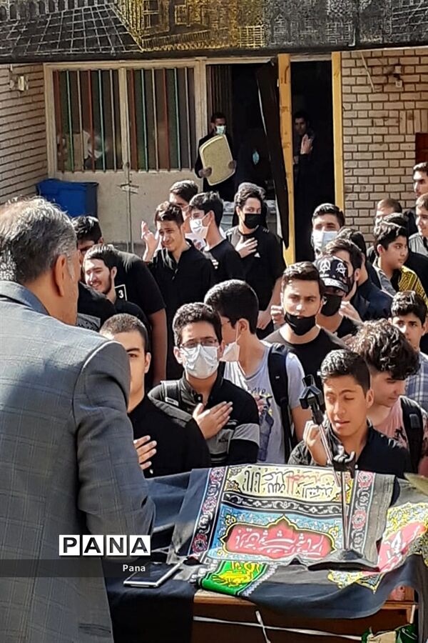 حضور دانش‌آموزان عزادار حسینی در اداره آموزش و پرورش منطقه ۶