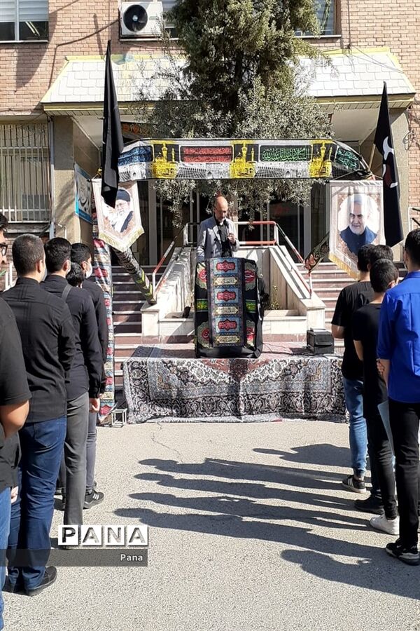 حضور دانش‌آموزان عزادار حسینی در اداره آموزش و پرورش منطقه ۶
