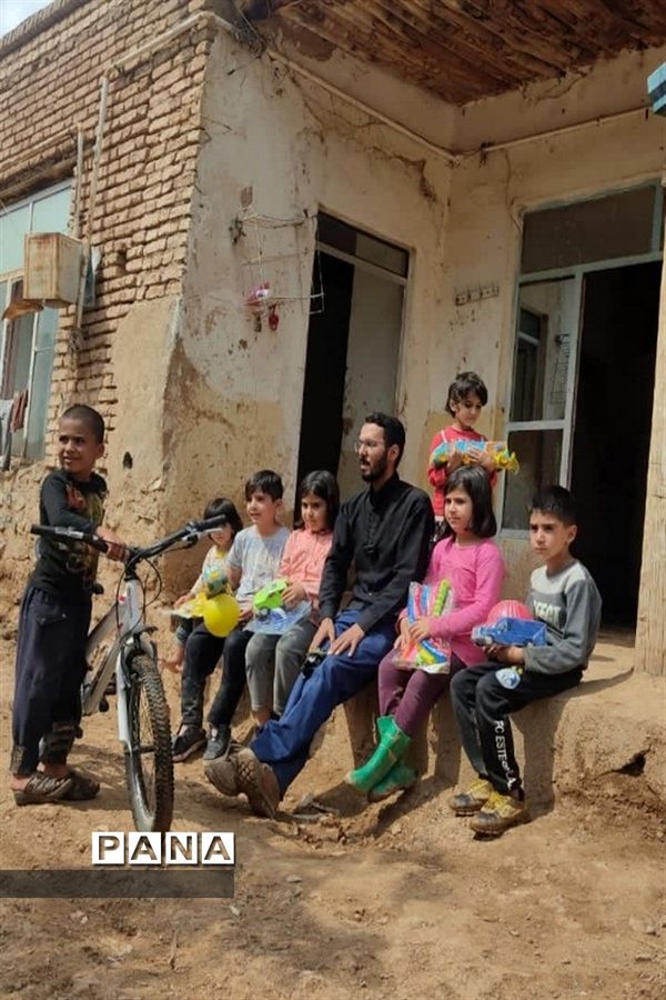 اهدای اسباب‌بازی گروه فرهنگی و اجتماعی ماهنامه آدینه به کودکان سیل‌زده بارده