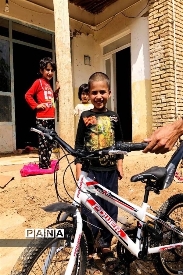 اهدای اسباب‌بازی گروه فرهنگی و اجتماعی ماهنامه آدینه به کودکان سیل‌زده بارده