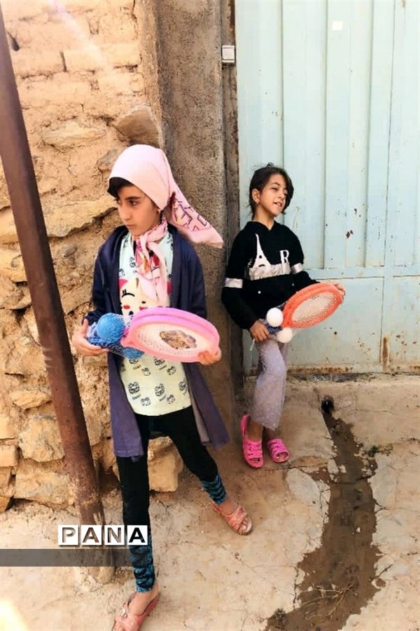 اهدای اسباب‌بازی گروه فرهنگی و اجتماعی ماهنامه آدینه به کودکان سیل‌زده بارده