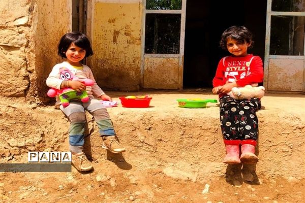 اهدای اسباب‌بازی گروه فرهنگی و اجتماعی ماهنامه آدینه به کودکان سیل‌زده بارده