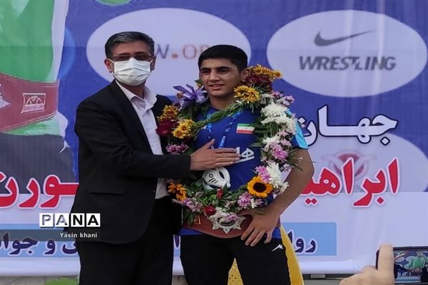 استقبال مردم عباس‌آباد از قهرمان کشتی جهان