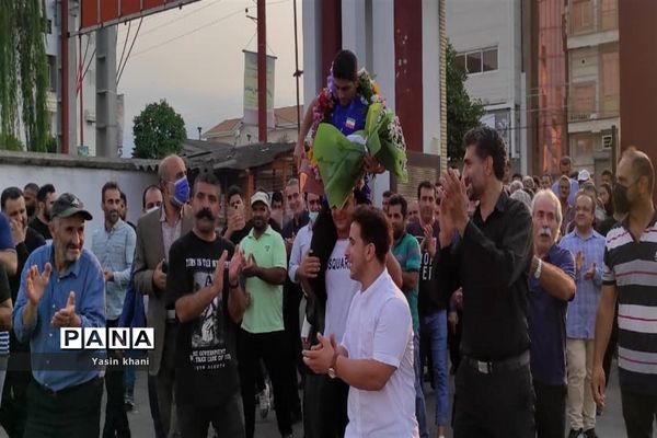 استقبال مردم عباس‌آباد از قهرمان کشتی جهان