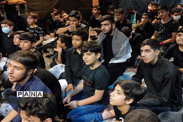 وداع دانش آموزان شیرازی با پیکر سردار بی سر شهید عبداله اسکندری -1