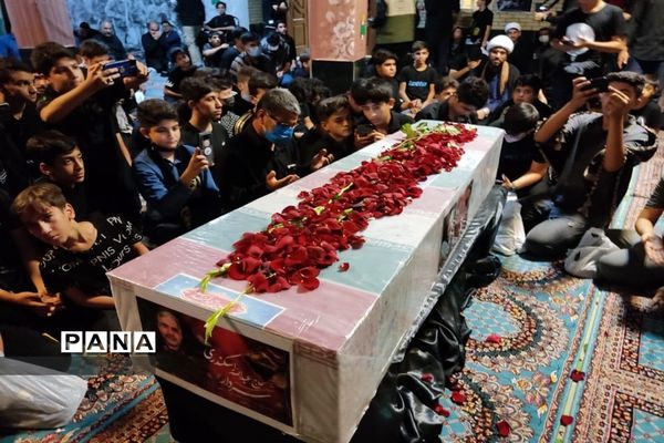وداع دانش آموزان شیرازی با پیکر سردار بی سر شهید عبداله اسکندری -1