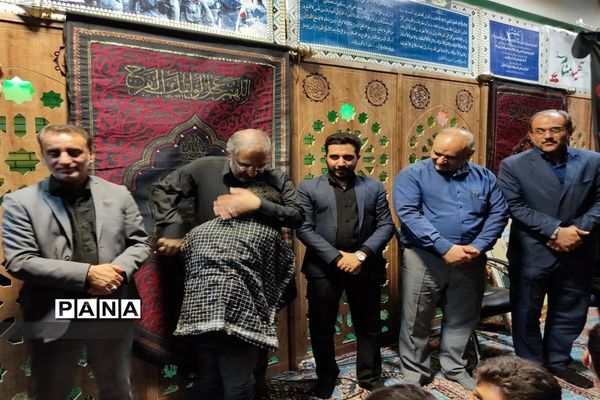 وداع دانش آموزان شیرازی با پیکر سردار بی سر شهید عبداله اسکندری -1