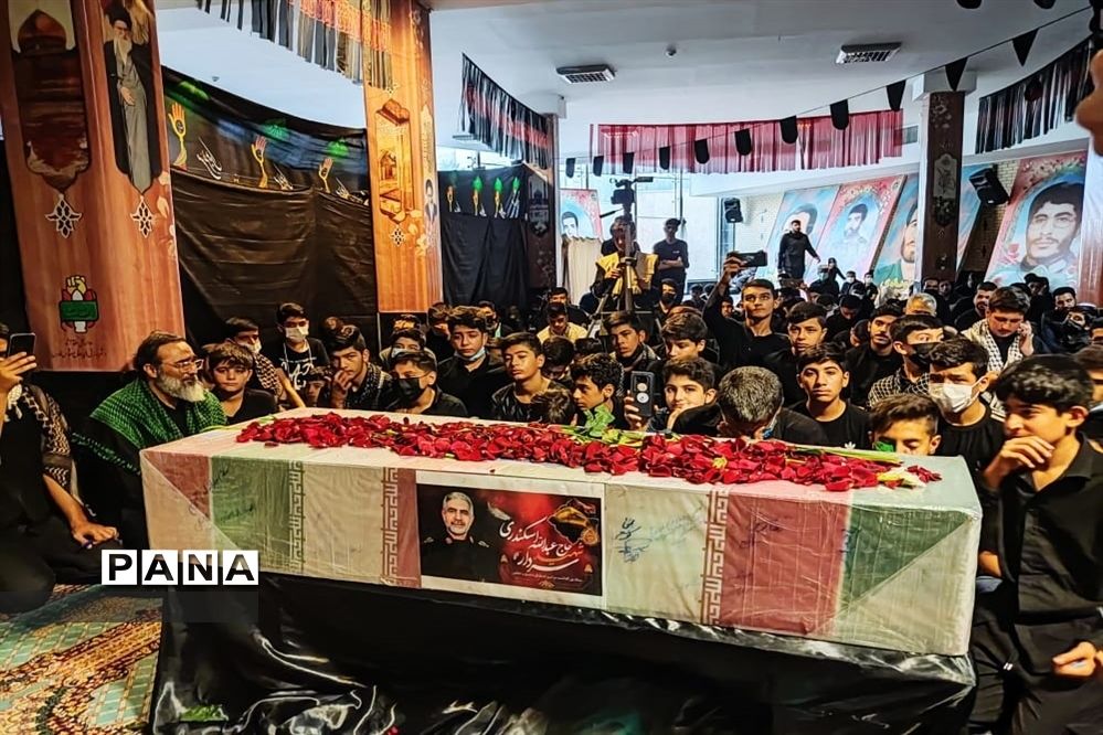 وداع دانش آموزان شیرازی با پیکر سردار بی سر شهید عبداله اسکندری -1