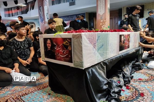 وداع دانش آموزان شیرازی با پیکر سردار بی سر شهید عبداله اسکندری -1