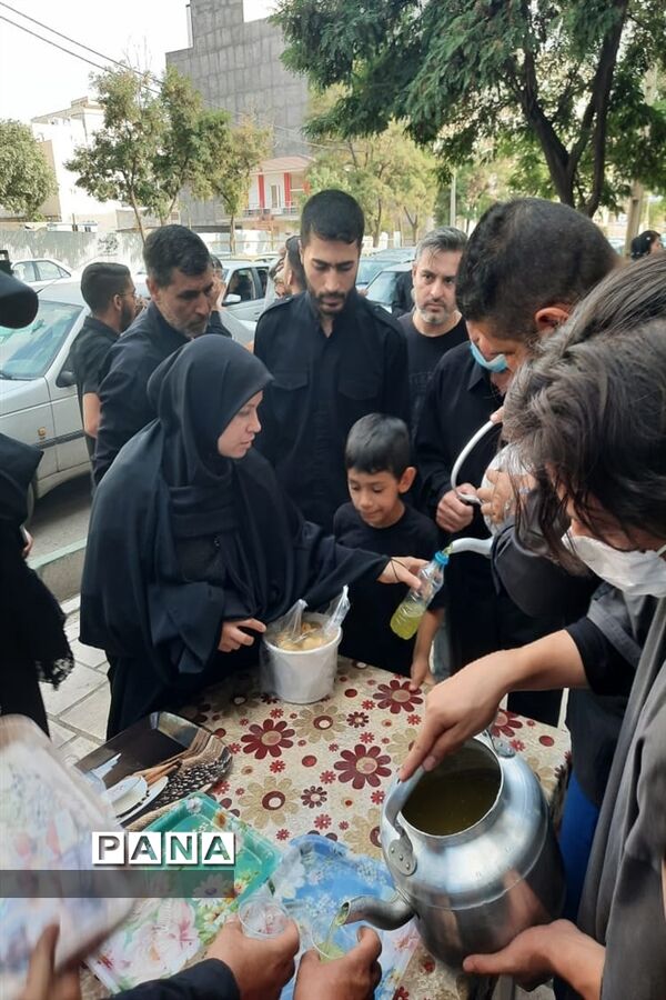 توزیع شربت نذری توسط هیات محبان اهل بیت(ع) دانش‌آموزان پیشتاز استان زنجان