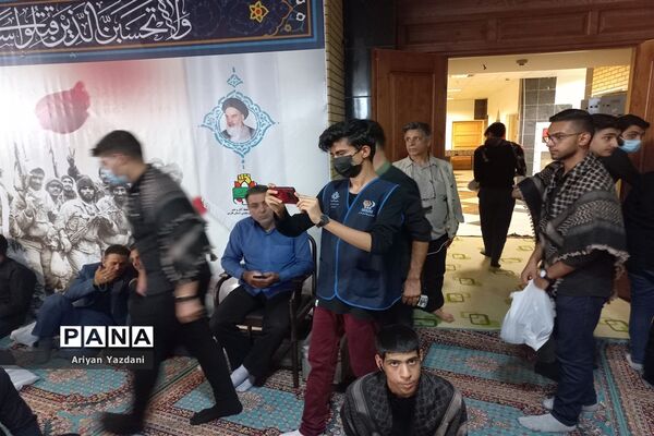 وداع دانش‌آموزان شیرازی با پیکر سردار بی سر شهید عبداله اسکندری -۲