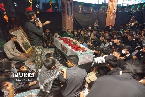 وداع دانش‌آموزان شیرازی با پیکر سردار بی سر شهید عبداله اسکندری -۲