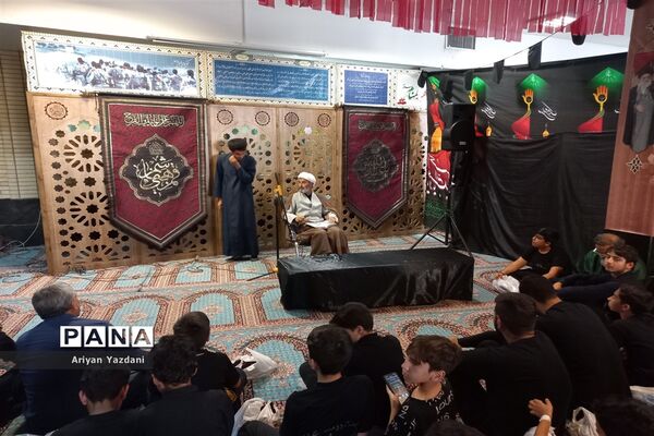 وداع دانش‌آموزان شیرازی با پیکر سردار بی سر شهید عبداله اسکندری -۲