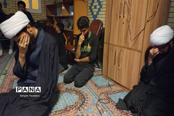 وداع دانش‌آموزان شیرازی با پیکر سردار بی سر شهید عبداله اسکندری -۲