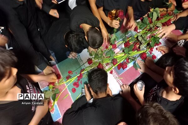 وداع دانش‌آموزان شیرازی با پیکر سردار بی سر شهید عبداله اسکندری -۲