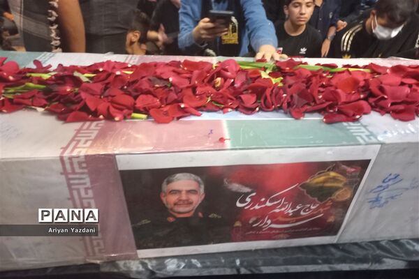 وداع دانش‌آموزان شیرازی با پیکر سردار بی سر شهید عبداله اسکندری -۲