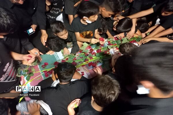 وداع دانش‌آموزان شیرازی با پیکر سردار بی سر شهید عبداله اسکندری -۲