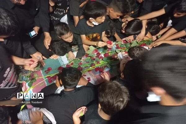 وداع دانش‌آموزان شیرازی با پیکر سردار بی سر شهید عبداله اسکندری -۲