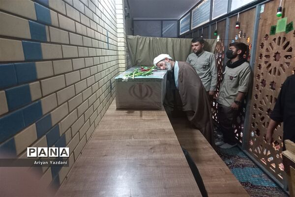 وداع دانش‌آموزان شیرازی با پیکر سردار بی سر شهید عبداله اسکندری -۲