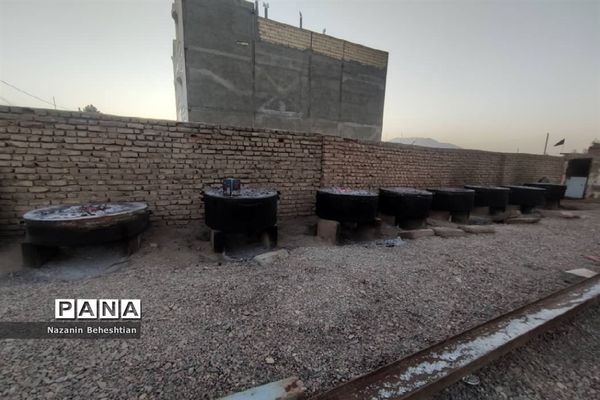 طبخ غذا نذری  در شب ششم محرم در شهرستان زیرکوه