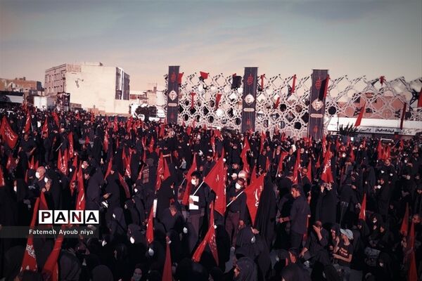 مراسم وداع با پیکر ۵ شهید مدافع حرم در میدان امام حسین(ع)