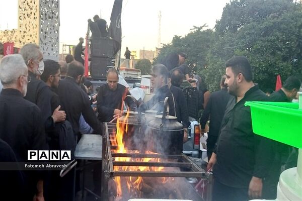مراسم وداع با پیکر ۵ شهید مدافع حرم در میدان امام حسین(ع)