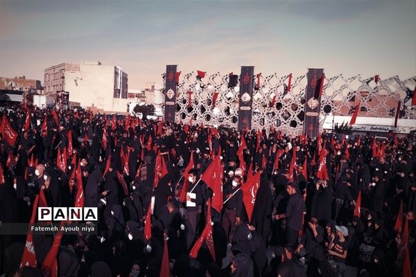 مراسم وداع با پیکر ۵ شهید مدافع حرم در میدان امام حسین(ع)