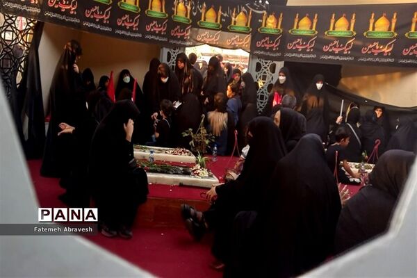 مراسم وداع با پیکر ۵ شهید مدافع حرم در میدان امام حسین(ع)