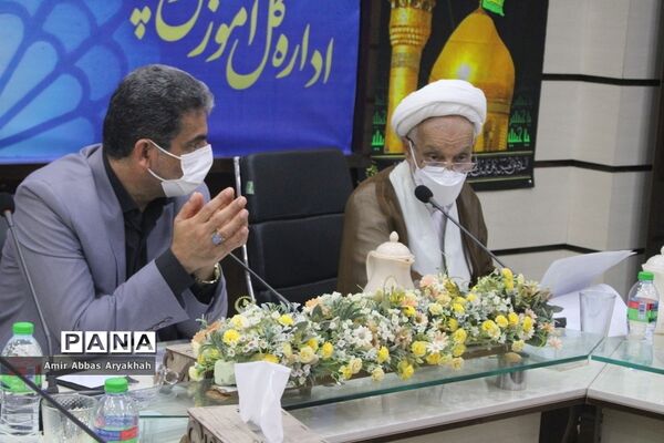 جلسه کمیته دانش‌آموزی جشنواره فرهنگی هنری و ادبی نماز در بوشهر