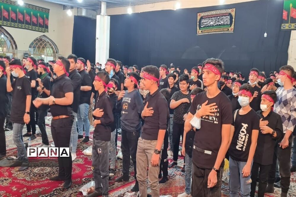 حضور دانش‌آموزان در مراسم عزای سرور و سالار شهیدان در جوادآباد