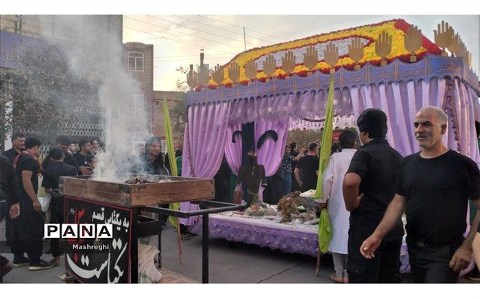 بزرگترین شبه کاروان حسینی کشور در شهر آیین‌های عاشورایی، نوش آباد کاشان/فیلم