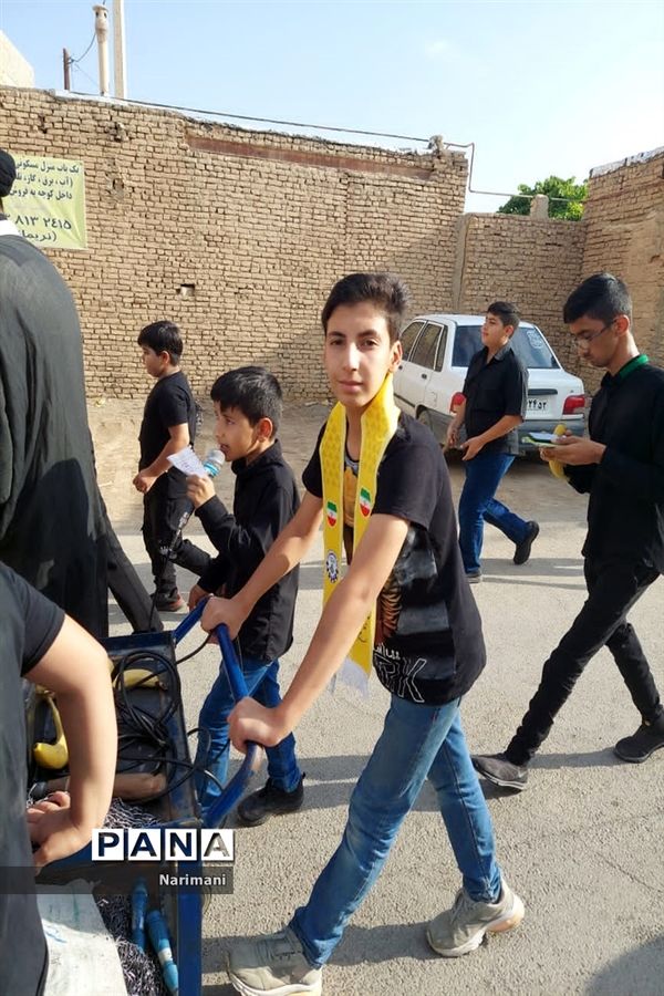 خدمت‌رسانی پیشتازان سازمان دانش‌آموزی در مراسم  تاسوعای حسینی
