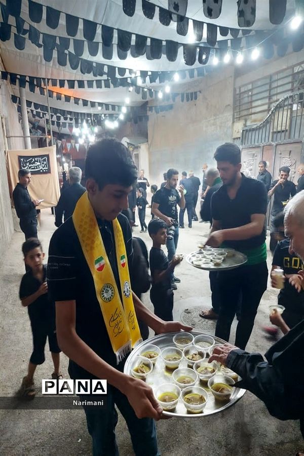 خدمت‌رسانی پیشتازان سازمان دانش‌آموزی در مراسم  تاسوعای حسینی