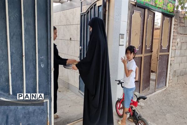 طبخ و توزیع شله زرد نذری در شهرستان زیرکوه