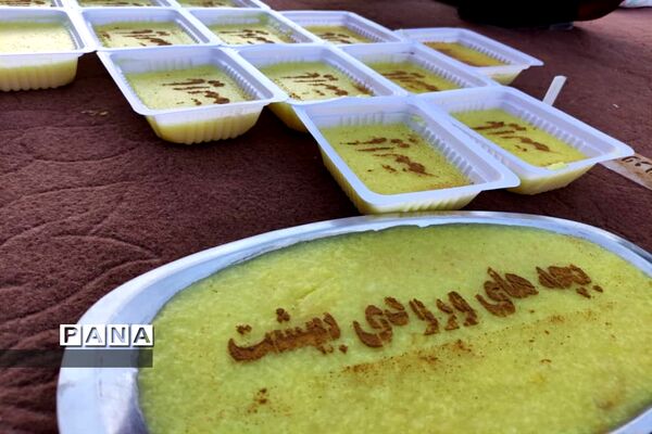 طبخ و توزیع شله زرد نذری در شهرستان زیرکوه
